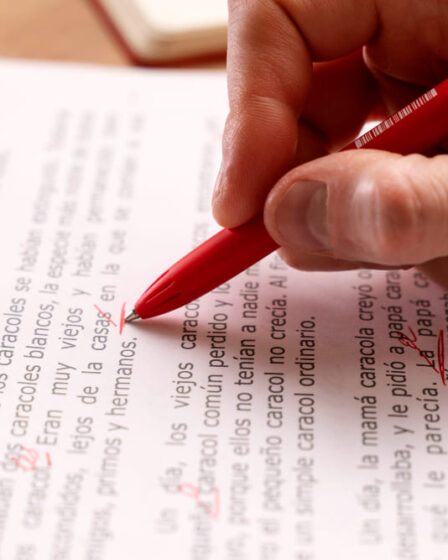 Tradutor público assinando tradução juramentada em escritório