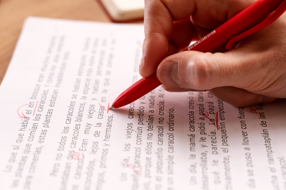 Tradutor público assinando tradução juramentada em escritório